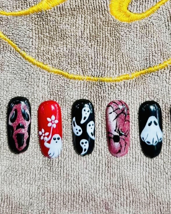 Cinq capsules Halloween peintes à la main : masque, fleurs et fantôme sur rouge, fantômes, effet craquelé rose, fantôme sur noir