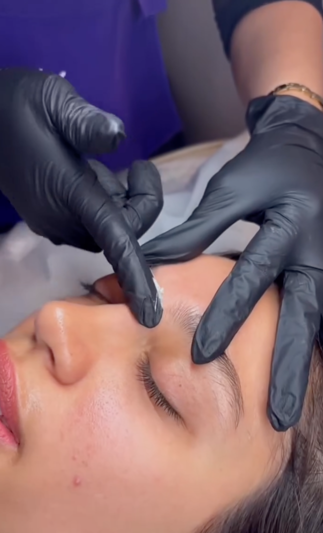 Épilation à la cire des sourcils chez Kim Nails